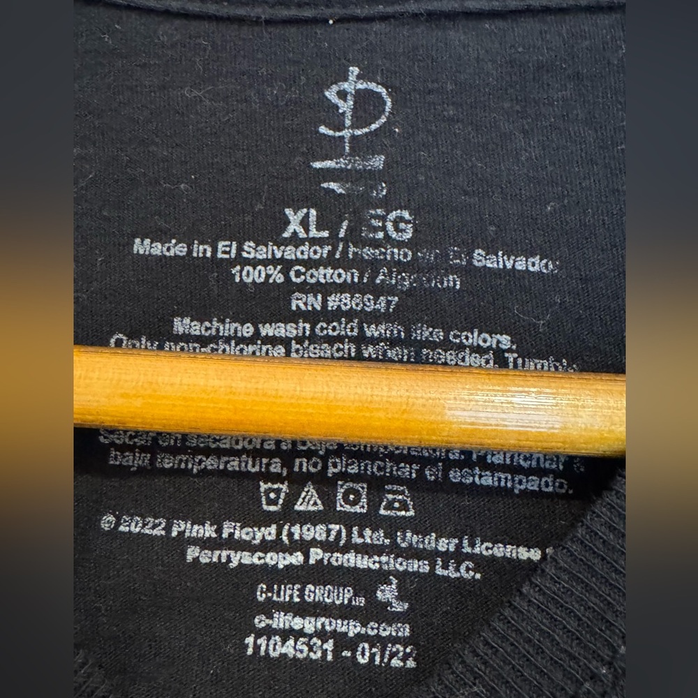 PINK FLOYD Men’s Black Tee with Colorful Graphic - Picture 4 of 4